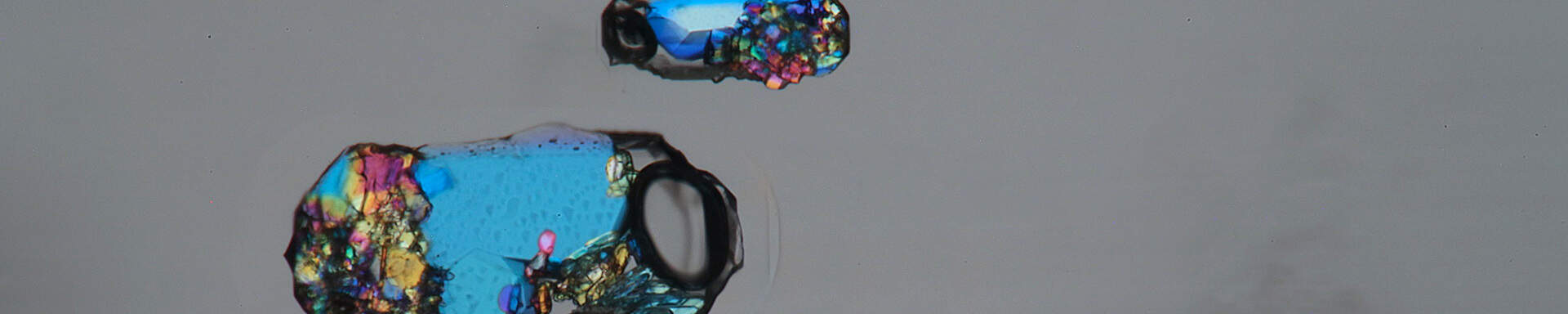 Fluid inclusions containing mica and quartz, in aquamarine from Pakistan