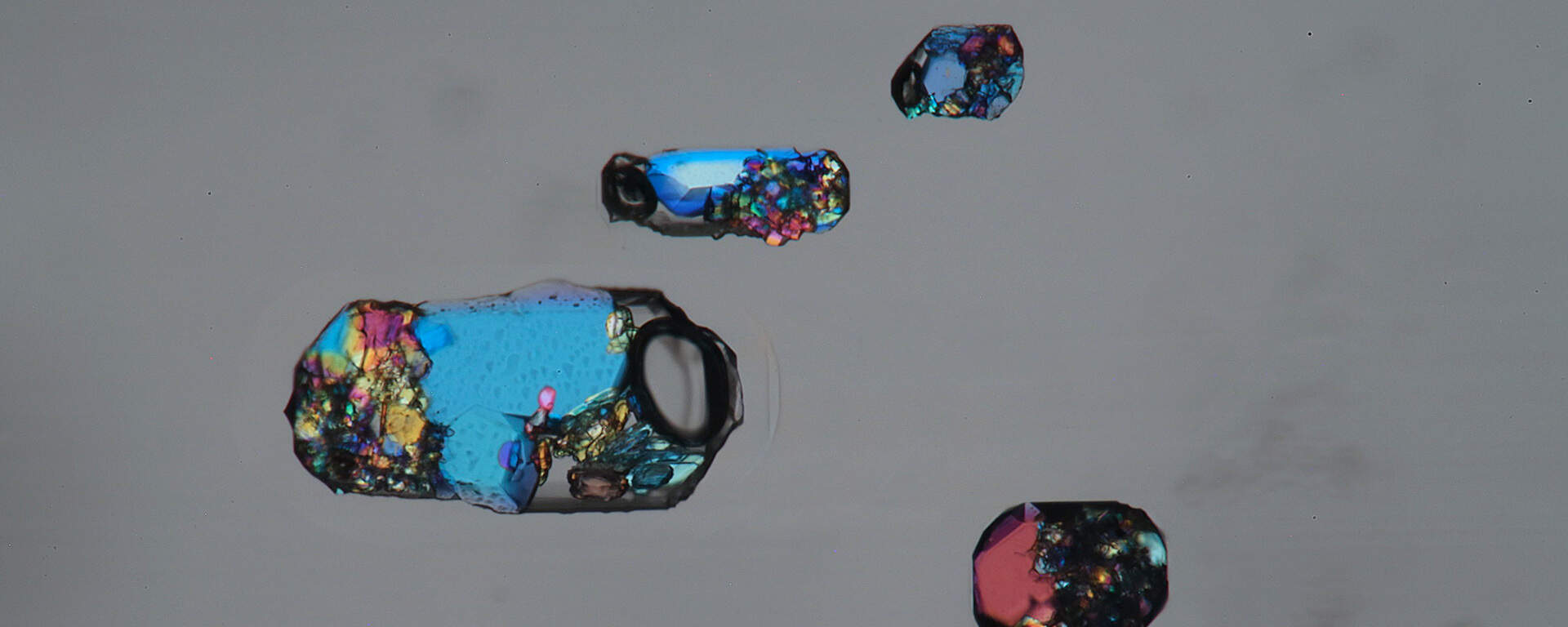 Fluid inclusions containing mica and quartz, in aquamarine from Pakistan