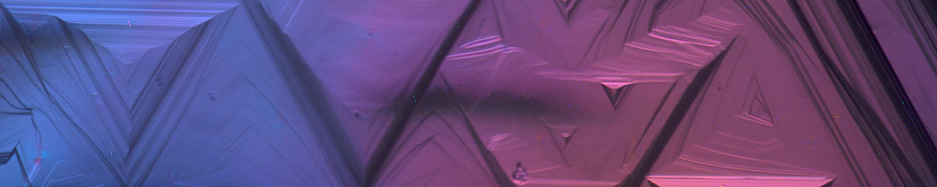 Natural etching structure on a crystal face of diamond (trigons), polarised light