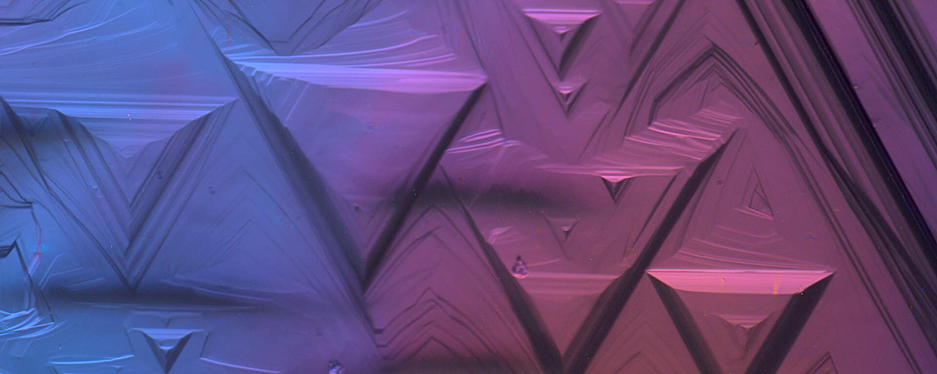 Natural etching structure on a crystal face of diamond (trigons), polarised light